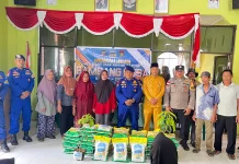 Ditpolairud Polda Riau Tebar 50 Sembako, Warga Pesisir Rupat Terharu