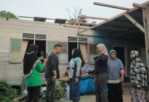 Rumah Diterjang Puting Beliung, Iyeth Bustami Salurkan Rp30 Juta
