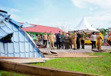 Bupati Kasmarni Tinjau Sekolah Rusak dan Serahkan Bantuan
