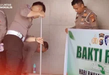 Satlantas Bengkalis Bersihkan Rumah Ibadah Sambut Hari Bhayangkara