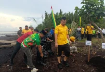 Lawan Abrasi Selat Malaka, Kapolres Bengkalis Turun Tanam Mangrove di Meskom