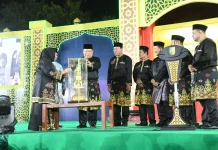 Bupati Kasmarni Serahkan Piala Bergilir di Pembukaan MTQ ke-44 Riau