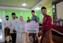 Bupati Kasmarni Serahkan Bantuan Korban Puting Beliung Bathin Solapan