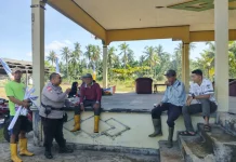 Bhabinkamtibmas Desa Suka Maju Ajak Warga Manfaatkan Lahan Kosong