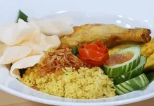 Nasi Uduk Kuning Praktis, Gurih Harum dengan Bumbu Opor