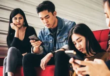 Istilah Phubbing dan Cara Mengurangi Kebiasaannya