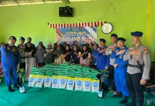 Polairud Salurkan Beras dan Bibit untuk Warga Pesisir Rohil dalam Program JALUR