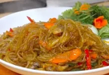 Soun Kaca Goreng, Mi Goreng Kenyal dengan Topping Kacang yang Gurih