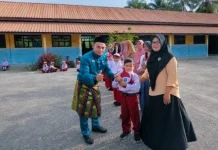 Kepala SDN Sembilan Bukit Batu Berbagi Seragam Siswa Kurang Mampu