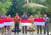 Posal Bengkalis dan Kesbangpol Bagikan Bendera Merah Putih