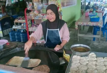 Mak Teh Pertahankan Roti Canai, Warisan Rasa di tengah Harga Bahan Naik