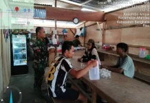 Babinsa Koramil Mandau Perkuat Wawasan Kebangsaan Warga