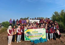 Kolaborasi Mahasiswa KKN IAIN Bengkalis Cegah Abrasi dengan Menanam Mangrove