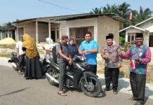 Semarak HUT ke-81 RI, ASN KUA Tanah Putih Bagikan Bendera Gratis