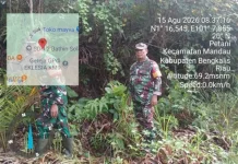 Sertu Rosdianto Bersama Sertu Sutiman Patroli Cegah Karhutla di Desa Petani