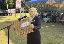 Mahasiswa KKN UIN Suska Jadi Petugas Upacara HUT RI di Jangkang