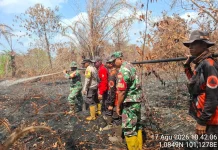 Tak Kenal Libur, Petugas Perangi Karhutla di Lokasi