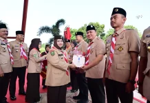Bupati Bengkalis Serahkan Lencana Pancawarsa Kepada 19 Pramuka
