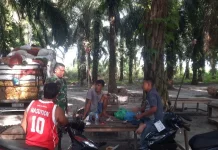Babinsa Mandau Perkuat Wawasan Kebangsaan Warga Balai Makam