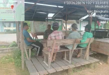 Babinsa Koramil 01 Bengkalis Sosialisasikan Nilai Pancasila di Simpang Ayam