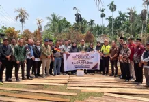 Sekda Meranti Serahkan Bantuan Guru Korban Kebakaran
