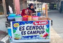 Mencoba Peruntungan, Syamsidar Kembali Jual Cendol setelah Empat Tahun Berhenti
