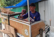 Lima Tahun Bertahan, Aiman Tekuni Usaha Bakso Tusuk