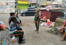 Babinsa Mandau Laksanakan Komsos dalam Pembinaan Wawasan Kebangsaan