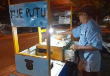 Puluhan Tahun Jualan Kue Putu Keliling, Kisman Bertahan dengan Gerobak Sepeda