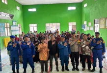 Polairud Polda Riau Bagikan 100 Karung Beras ke Warga Siak