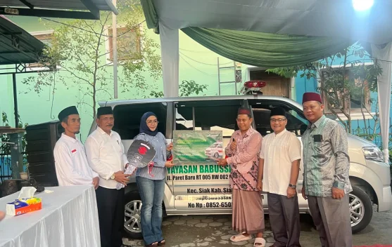 Iyeth Bustami Serahkan Ambulans untuk Yayasan Babussalam