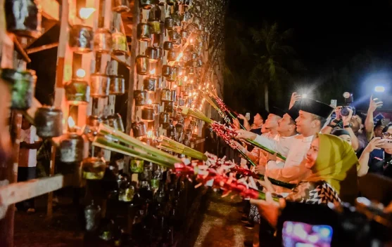 Bupati Kasmarni Buka Festival Lampu Colok