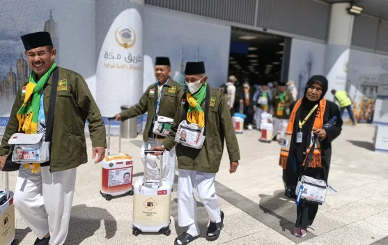 Petugas Bagasi Kawal Perjalanan Koper, Dari Lambung Pesawat ke Tangan Jemaah