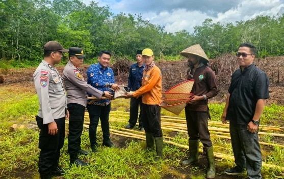 Kapolsek Bengkalis Serahkan Bantuan Alat Pertanian pada Petani Jagung