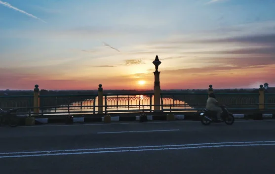 Pesona Senja Jembatan Siak Jadi Daya Tarik Wisata