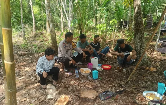 Bhabinkamtibmas Teluk Lancar Ajak Warga Manfaatkan Lahan Kosong