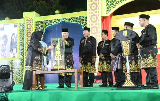 Bupati Kasmarni Serahkan Piala Bergilir di Pembukaan MTQ ke-44 Riau