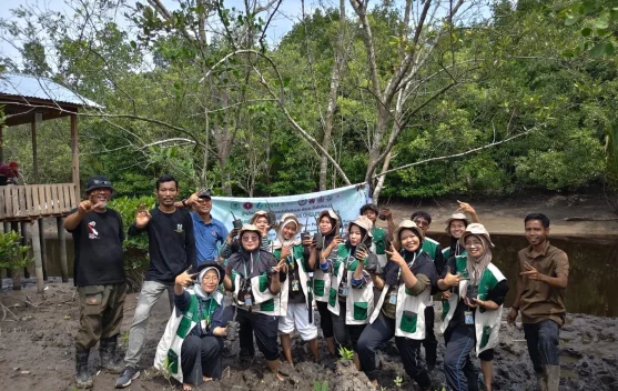Mahasiswa KKN UNRI Belajar Pembibitan Mangrove Berkelanjutan Bersama Ahli