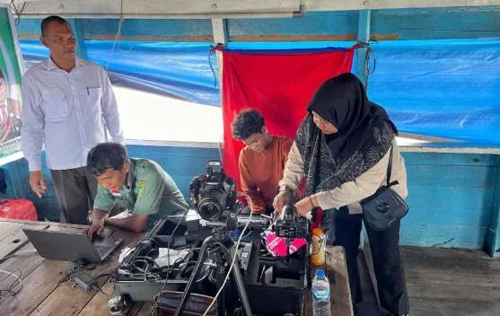 Disdukcapil Meranti Jemput Bola Layani Warga Suku Asli Terpencil