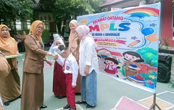 MPLS SDN 4 Bengkalis Meriah, Dibuka dengan Pemasangan Mahkota dan Peletusan Balon