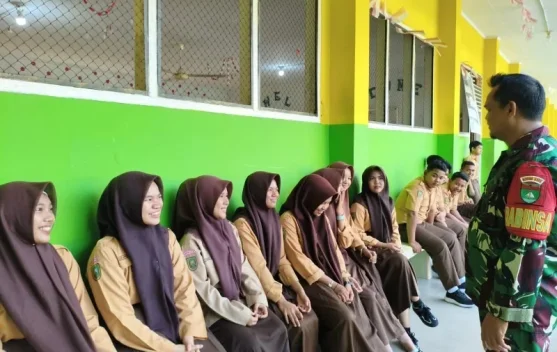Babinsa Mandau Beri Pemahaman Wawasan Kebangsaan untuk Pelajar