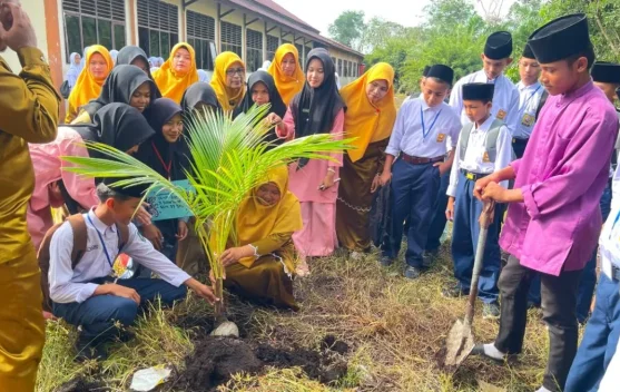 MTs Daarussalam Tanamkan Karakter Melalui Tanam Pohon Seribu Guna