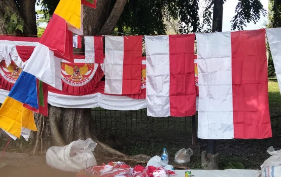 Pedagang Bendera Musiman Ramaikan Bengkalis Sambut Hari Kemerdekaan