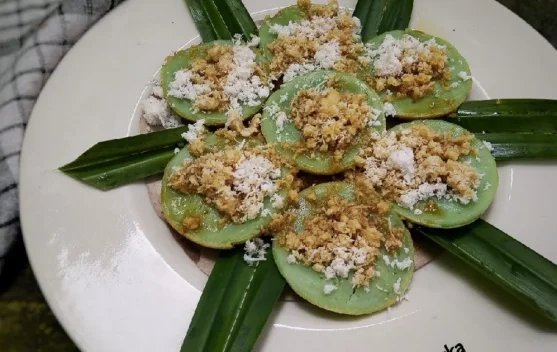 Jaje Laklak, Kue Tradisional Khas Bali dengan Kinca Gula Merah