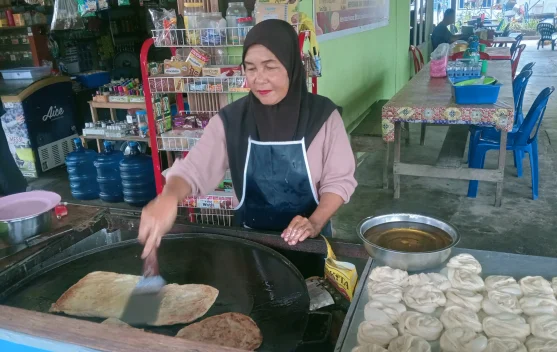 Mak Teh Pertahankan Roti Canai, Warisan Rasa di tengah Harga Bahan Naik