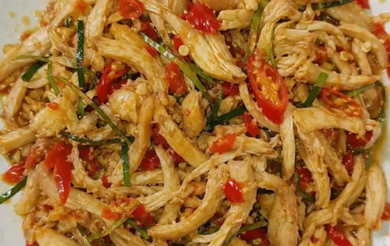 Cara Membuat Ayam Suwir Daun Jeruk yang Praktis dan Lezat