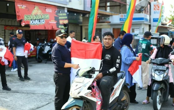 Meranti Bagikan Seribu Bendera Sambut Kemerdekaan Indonesia