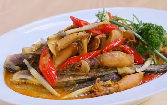 Gulai Jantung Pisang, Perpaduan Gurih Cumi Asin dan Kuah Santan yang Kaya Rempah