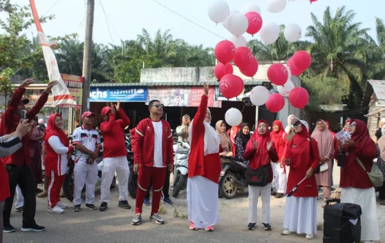Muara Basung Meriahkan Kemerdekaan Dengan Pawai Bersamaan Warga