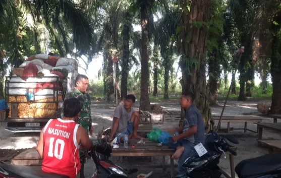 Babinsa Mandau Perkuat Wawasan Kebangsaan Warga Balai Makam